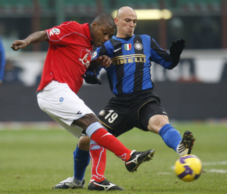 Zalayeta contrastato da Cambiasso