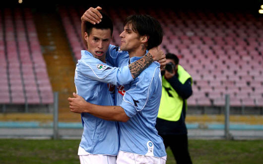 L'abbraccio tra Maggio e Hamsik dopo il 1° gol.