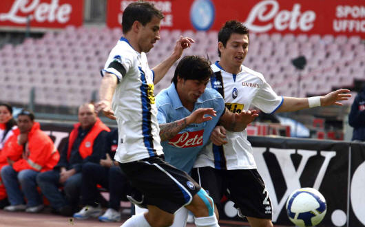 Lavezzi tra Garics e Talamonti