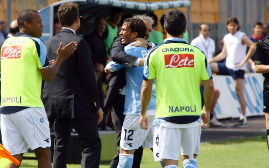 Pià abbraccia Donadoni dopo il gol.