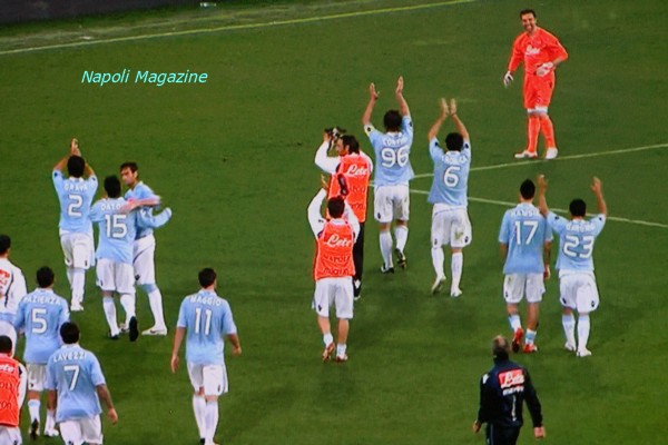I giocatori salutano i tifosi.