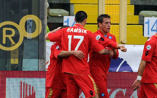 Denis festeggiato dopo il gol.