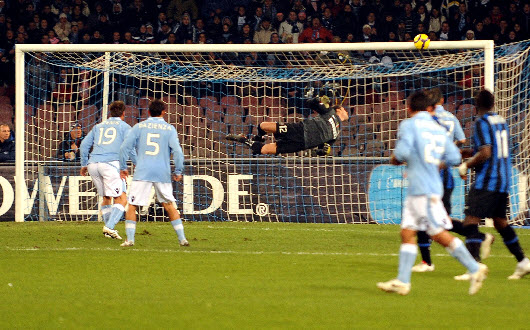 Il tiro di Hamsik che si stampa sulla traversa