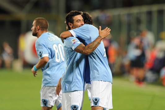 L'abbraccio di Cavani con Lavezzi