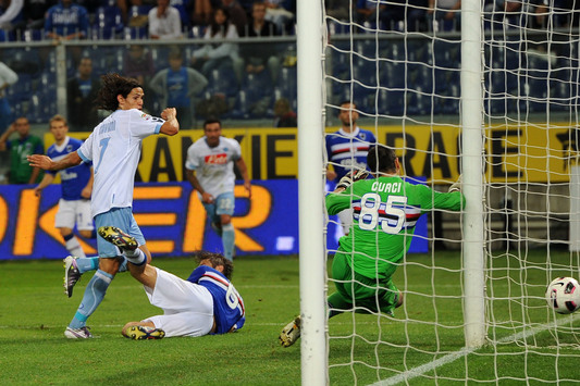 Cavani esulta dopo il gol vittoria