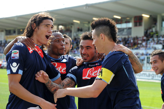 Cavani esulta con i compagni dopo il 2° gol