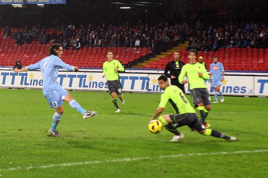 Il 4° gol del Napoli realizzato da Cavani
