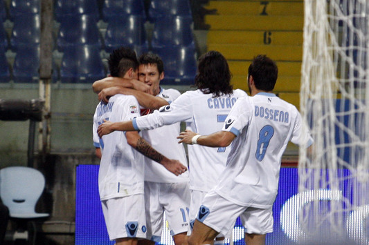 Hamsik festeggiato dai compagni