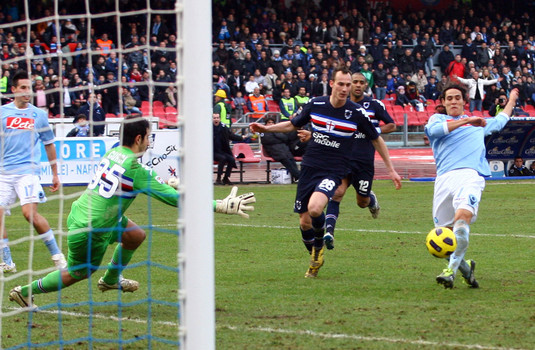 Cavani firma il 3° gol personale