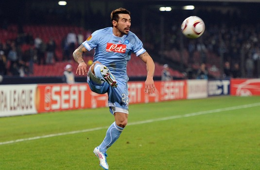 Lavezzi controlla il pallone