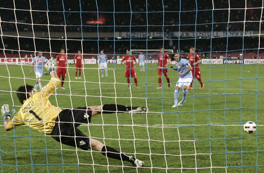 Il gol di Cavani su rigore