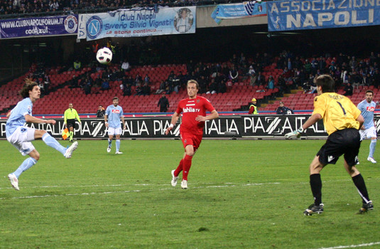 Il pallonetto di Cavani per il 2° gol