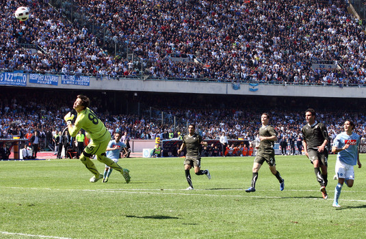 Il pallonetto di Cavani del definitivo 4 a 3