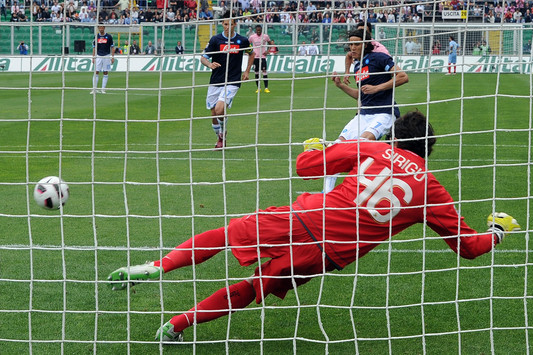 Il rigore trasformato da Cavani