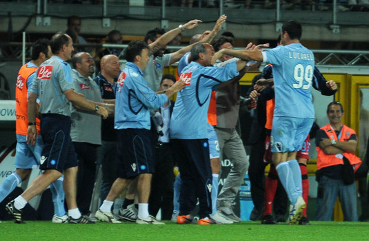 Lucarelli festeggiato dalla panchina