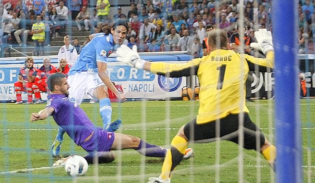 Un pericoloso tiro di Cavani.