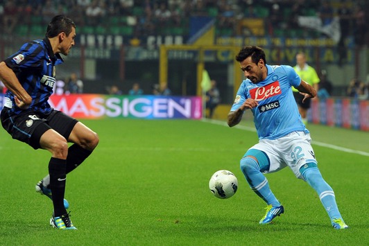 Lavezzi in azione contro Lucio