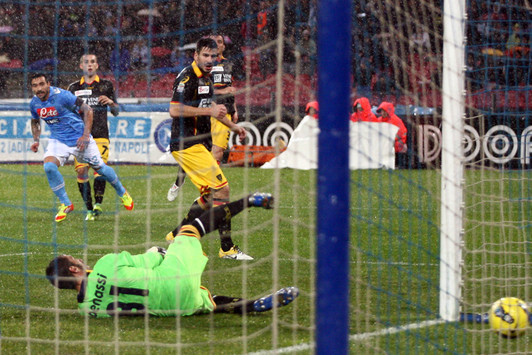Il primo gol, realizzato da Lavezzi