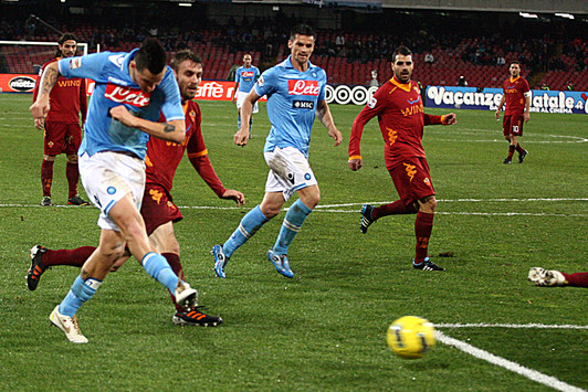 Il tiro di Hamsik dell'unico gol del Napoli