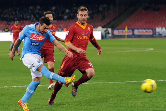 Il tiro di Lavezzi che finirà sul palo.