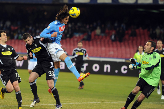 Il colpo di testa di Cavani finito sul palo