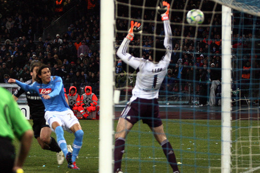 Il gol di Cavani del vantaggio 2-1.