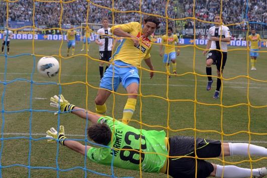 Il gol di Cavani dopo la respinta del portiere sul rigore