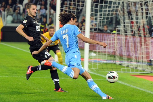 Cavani in azione contro Bonucci