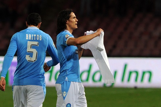 Cavani mostra la maglia dedicata a Grava e Cannavaro