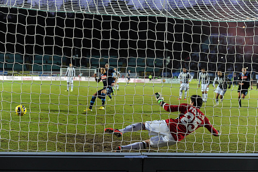 Il gol di Cavani su rigore