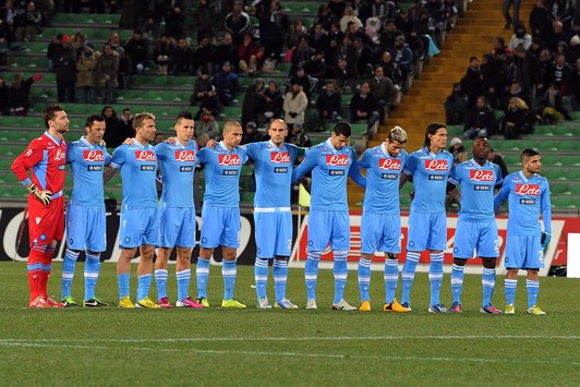 La squadra schierata a centrocampo.