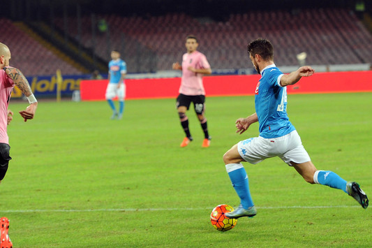 Il tiro di Mertens per il 2~{B0~} gol